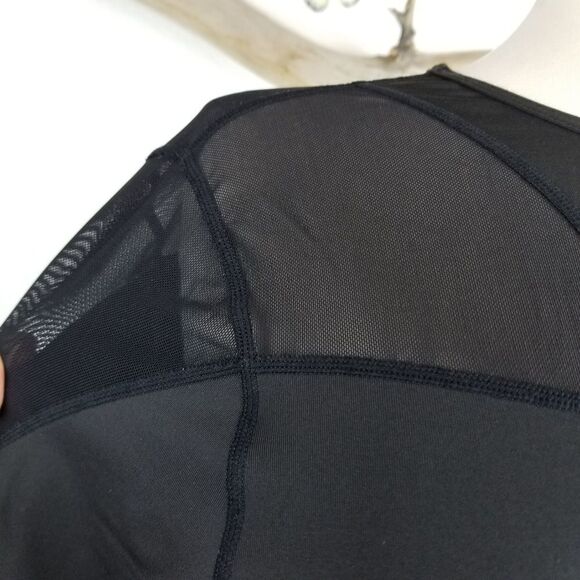 Black compression exercise top with mesh panels - Picture 7 of 7